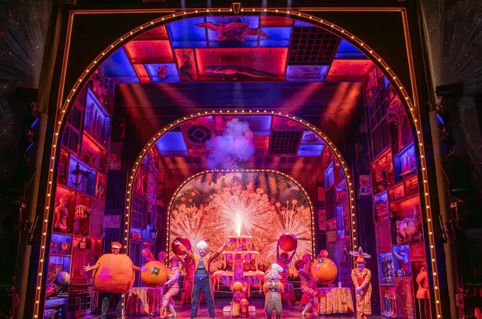 Paddington: The Musical: изображение встроено в многоплановую сценографию.