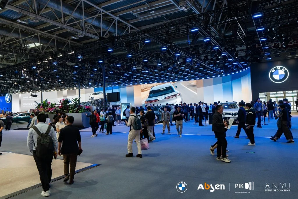 Экранная инсталляция на стенде BMW на Auto China 2026.