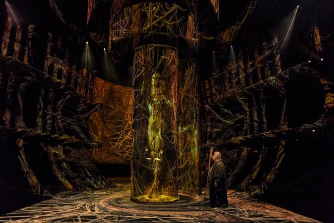 Сцена «Бури» RSC с цифровым Ариэлем и живым исполнителем.
