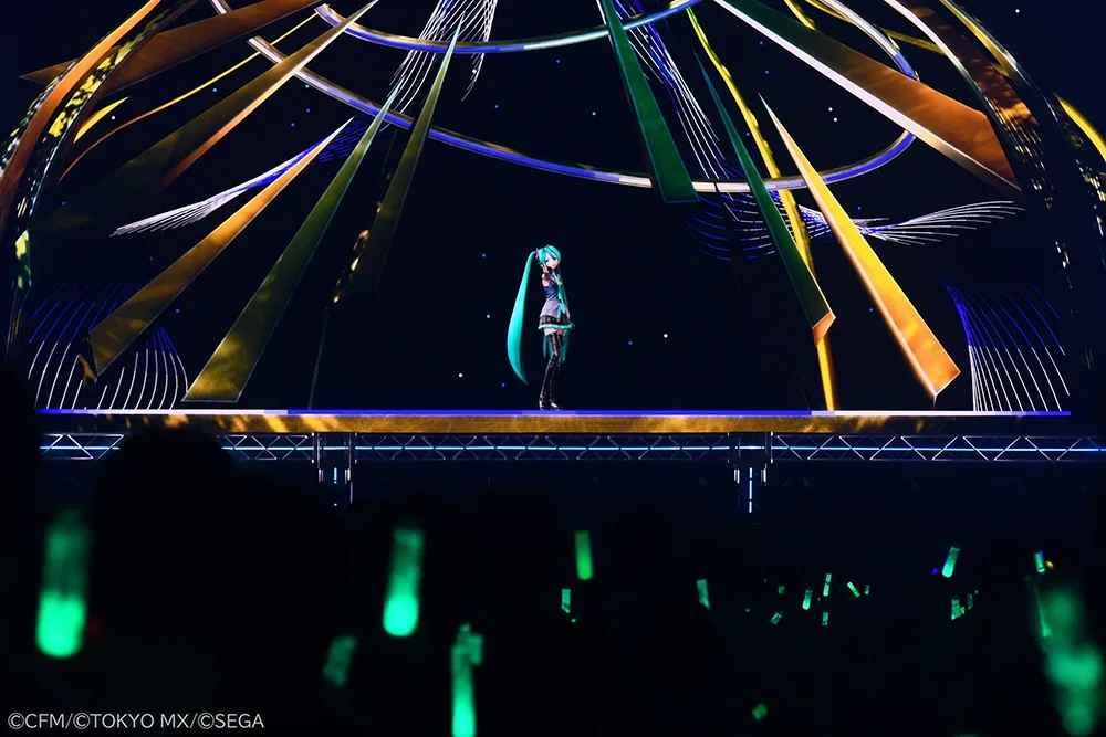 Хацунэ Мику на экране концертной сцены Magical Mirai 2026 в Токио.